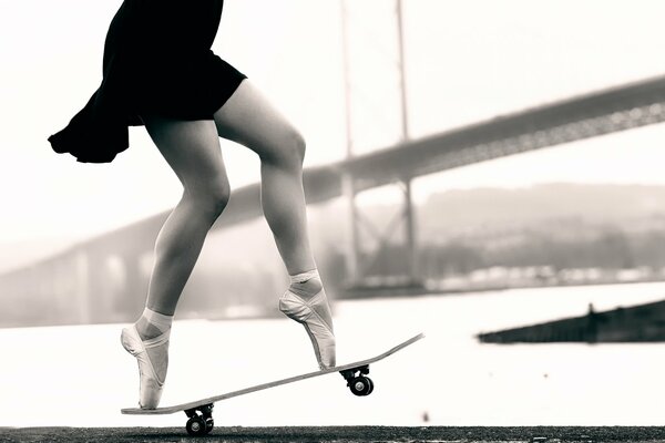 Una ballerina su uno skateboard cavalca per strada