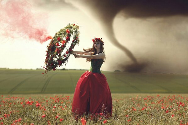 Chica entre amapolas y tornados