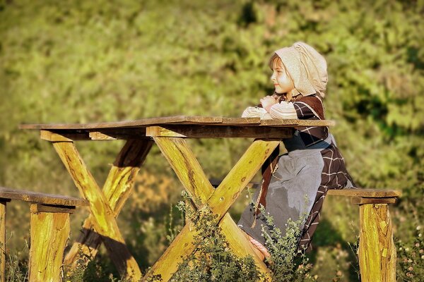 La fille assis sur un banc