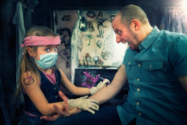 Chica llena de tatuajes en el salón