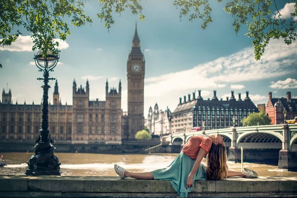 London Mädchen sitzt auf der Straße im yoga für Sie gut vor der Öffentlichkeit