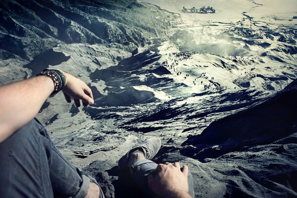 David olkarny fotografo si siede su una roccia alta e fotografa la vista dall alto