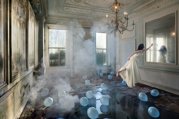 Fille dans la chambre avec des boules bleues