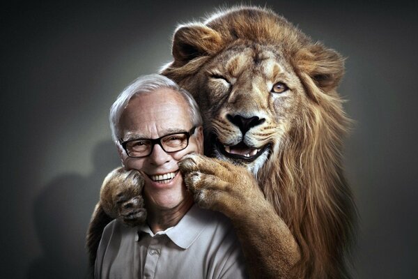 Foto León abrazando a un hombre