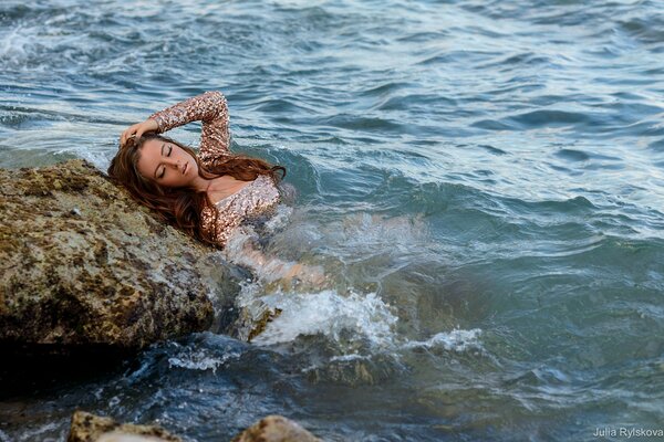 Photo session of a girl in the sea on wallpaper