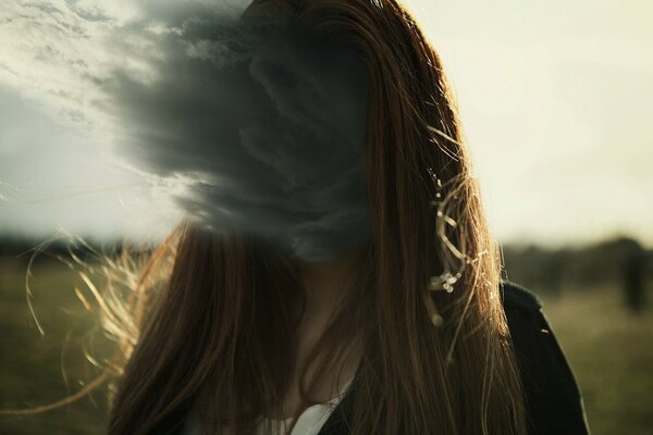 Nube en lugar de cara. Chica en el campo