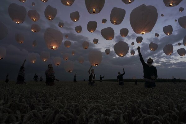 Por la noche, la gente lanza linternas en el campo