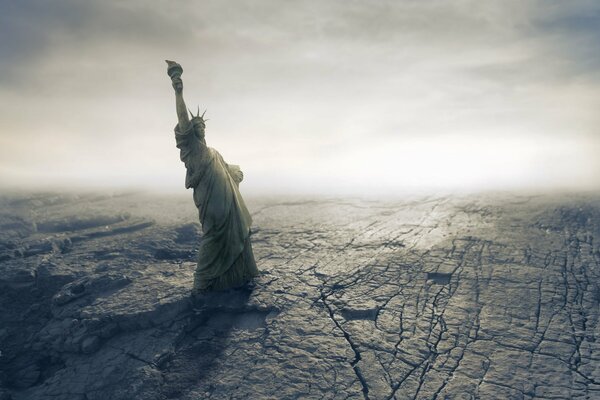 Estatua de la libertad en el fondo de la tierra quemada