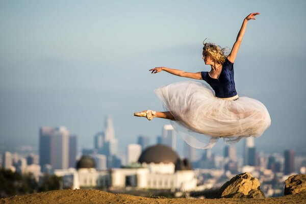 Angelika-Jahreszeiten. Eine Ballerina schwebt über der Stadt