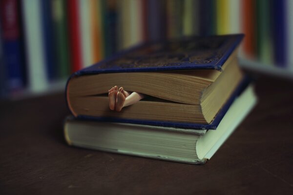 Un homme dans les bras d un livre de contes de fées