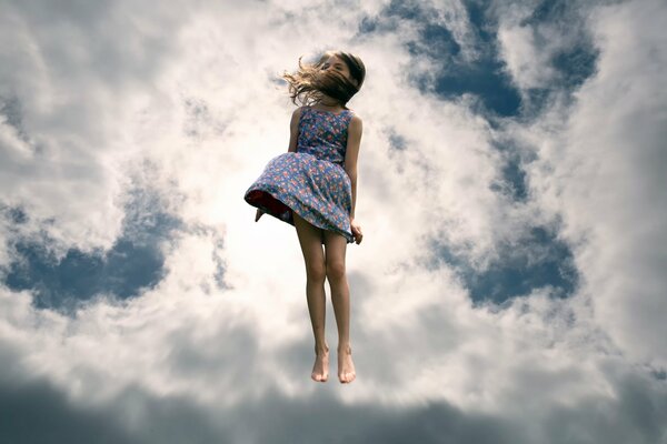 Sauter dans les nuages. Fille dans le ciel