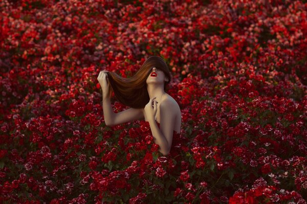 Fille avec les cheveux lâches et beau maquillage en fleurs