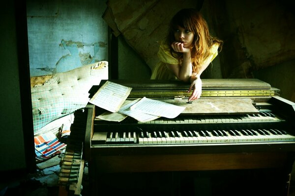 Ragazza e pianoforte nella stanza