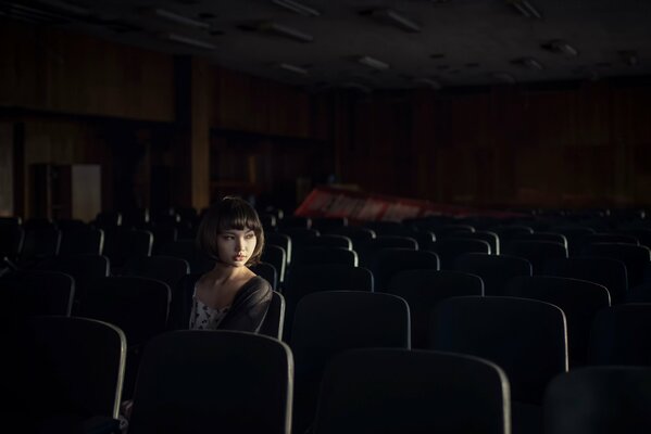 Belle fille Karina Kim dans la salle de cinéma