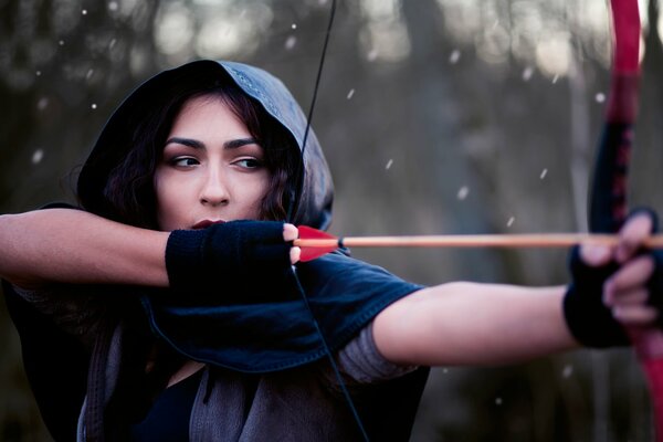 Ragazza tira la corda dell arco