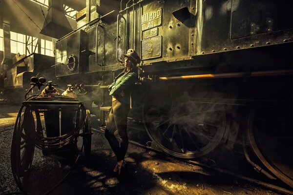 Fille debout à la locomotive et fume