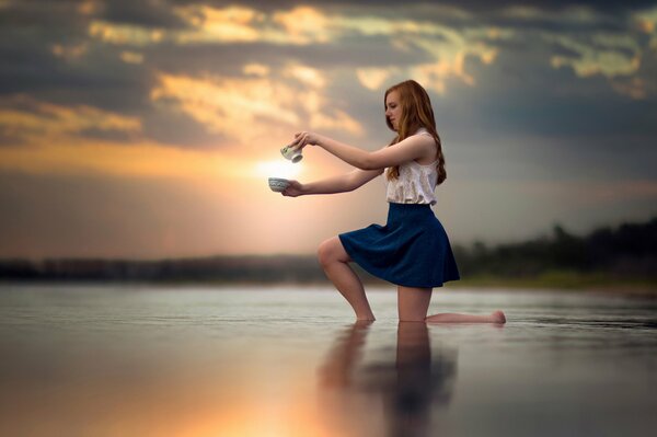 Chica al atardecer en el agua