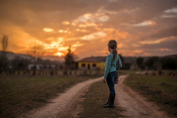 La niña se va durante el atardecer