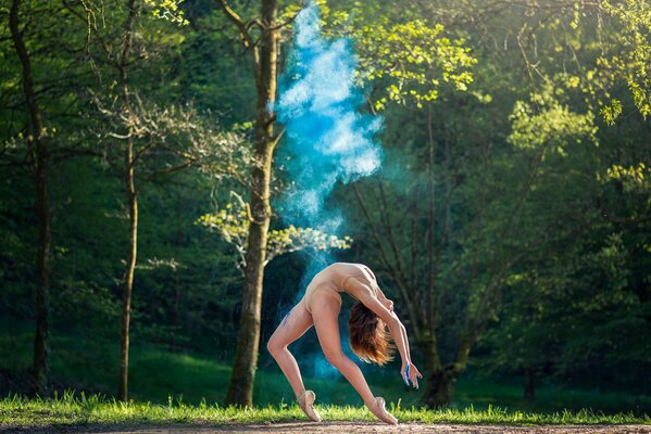 Explosión de baile de bailarina en la naturaleza en el bosque