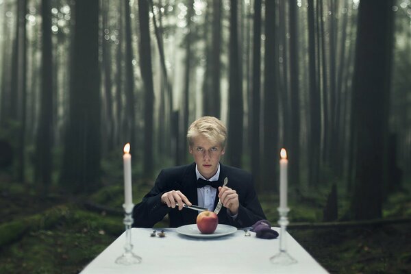 Le gars mange des pommes aux chandelles