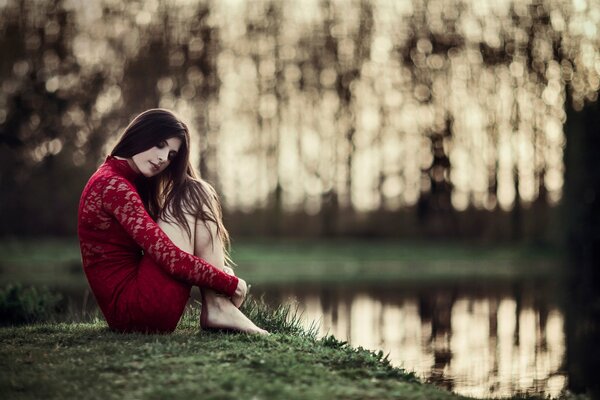 Fille assise sur le rivage de rêve