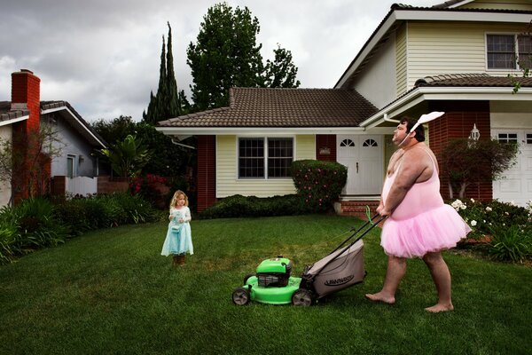 Un drôle d homme dans un costume de fée