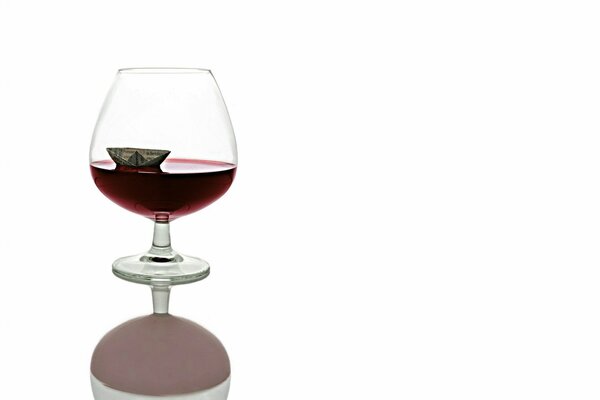 Petit bateau dans un verre de vin rouge