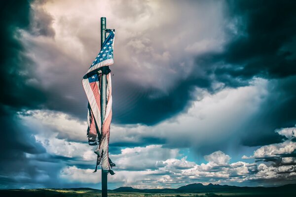 Bandera de Estados Unidos contra un cielo oscuro