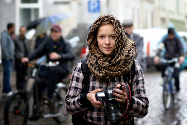 Jeune photographe à l extérieur sous la pluie