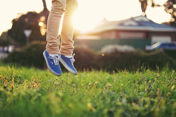 Salto in scarpe da ginnastica sopra Verde fulvo