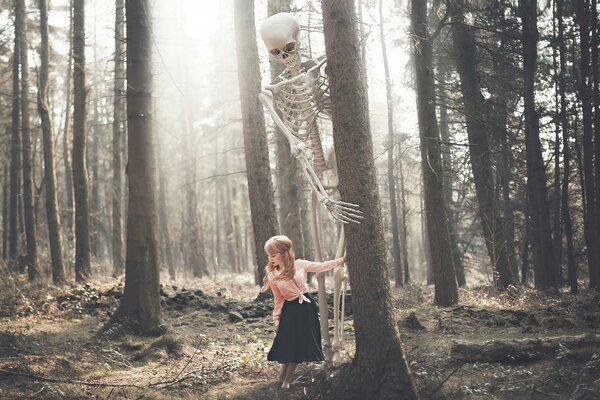 Schönes Mädchen allein im Wald. Großes Skelett