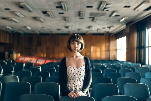 Mädchen in einem leeren Auditorium