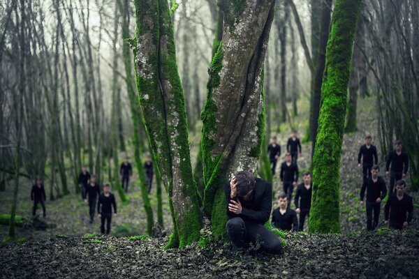 Un tipo en el bosque. Miedo en el bosque