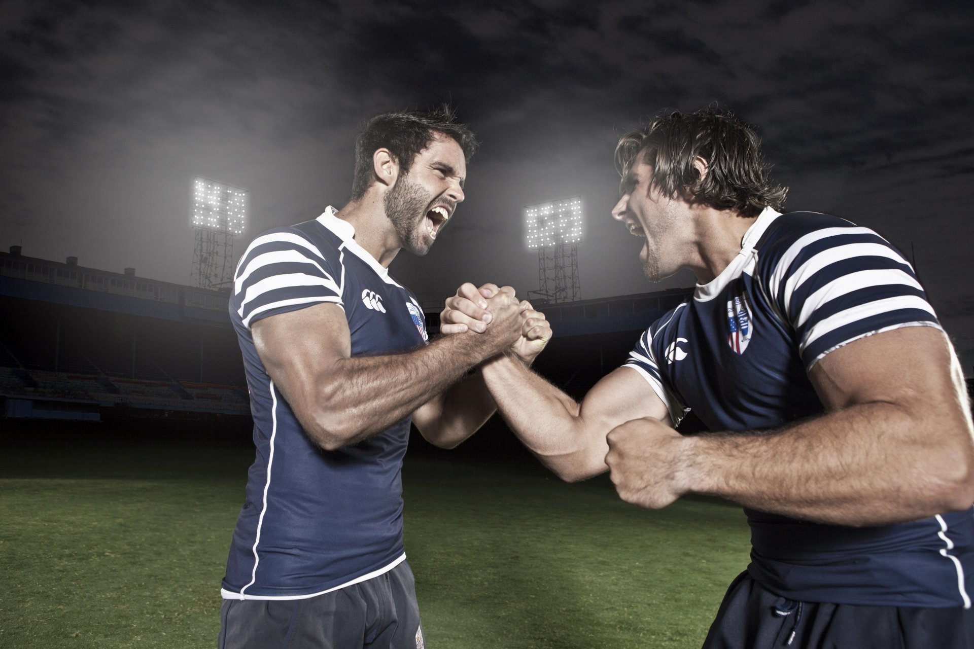 hombres deportes fútbol estadio saludo músculos apretón de manos uniforme