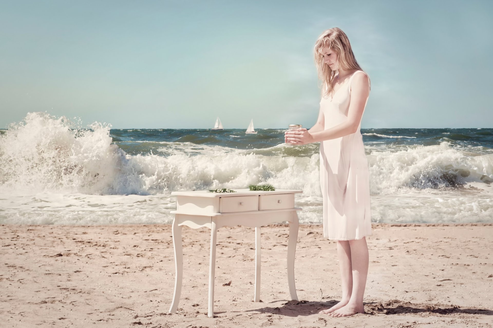 la jeune fille la plage le surf la voile la robe table de chevet