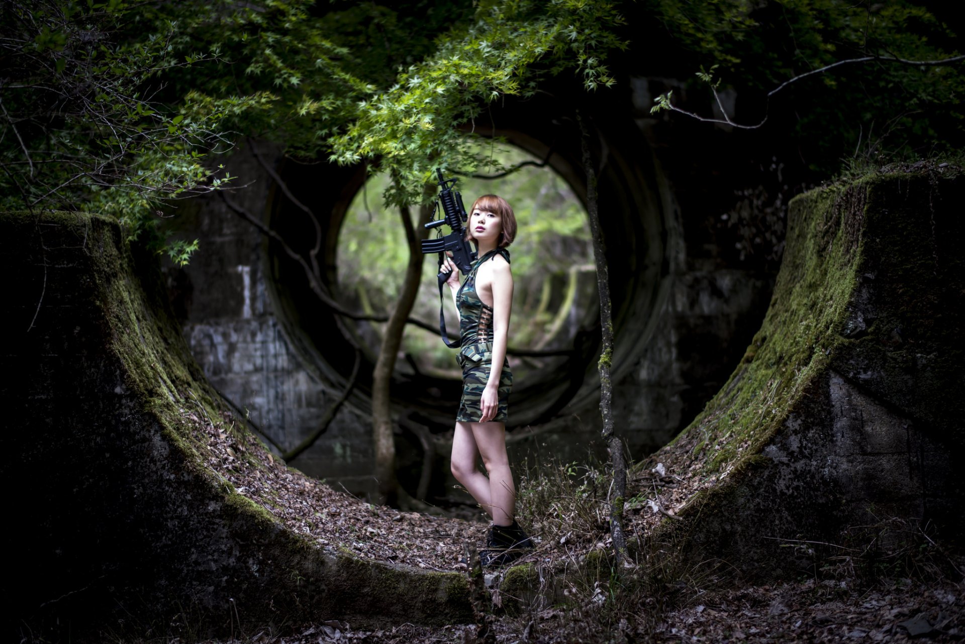 la jeune fille азиатка les armes la forêt les ruines de l 