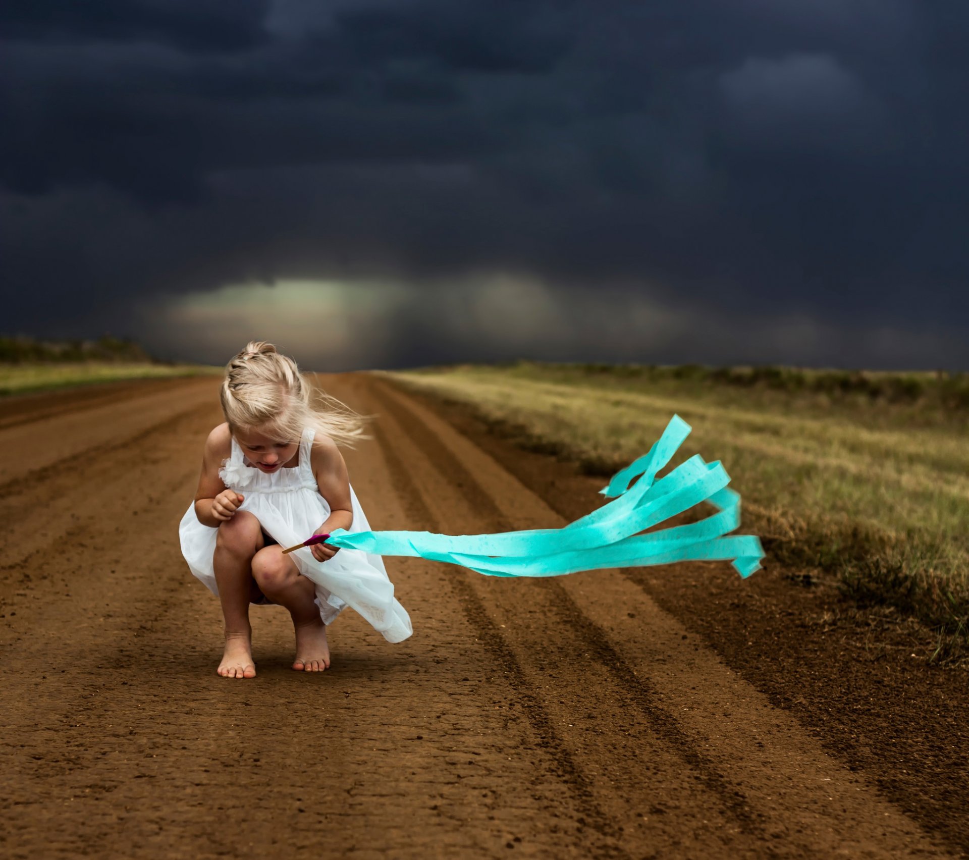 chica viento nubes carretera