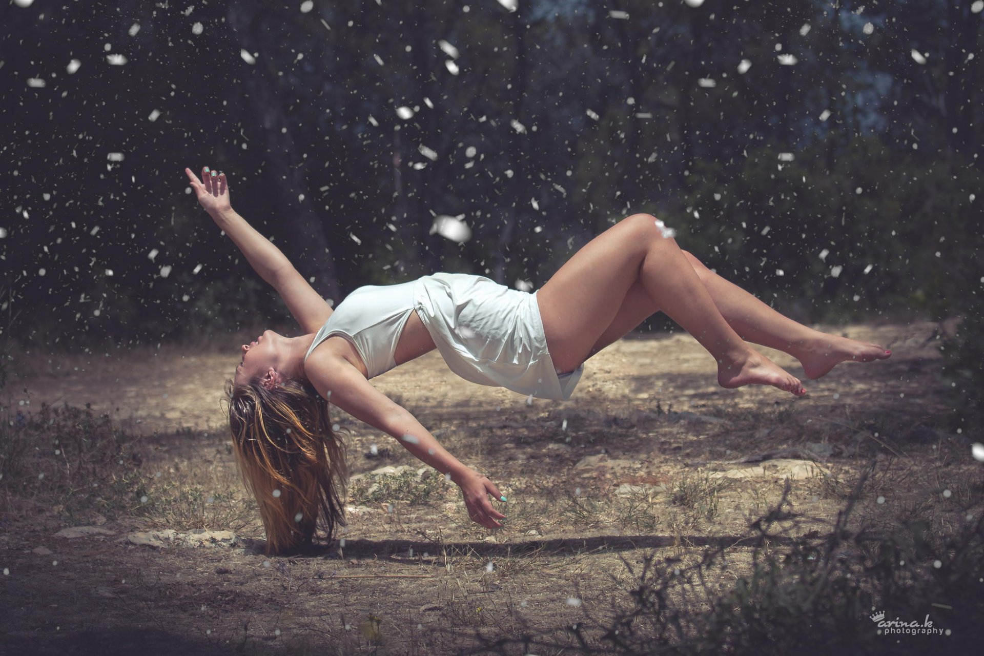 ragazza foresta volo piume capelli situazione