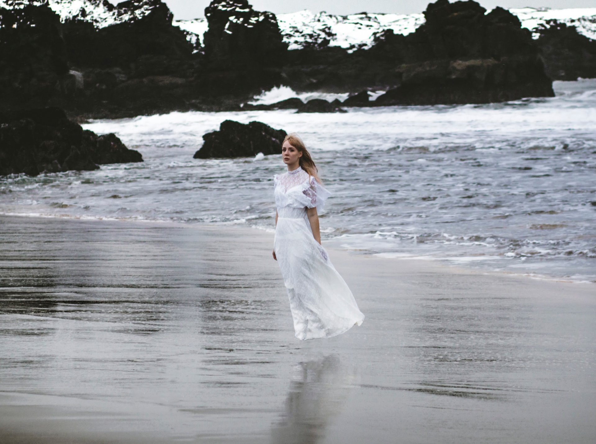 surf onde pietre ragazza vestito vento