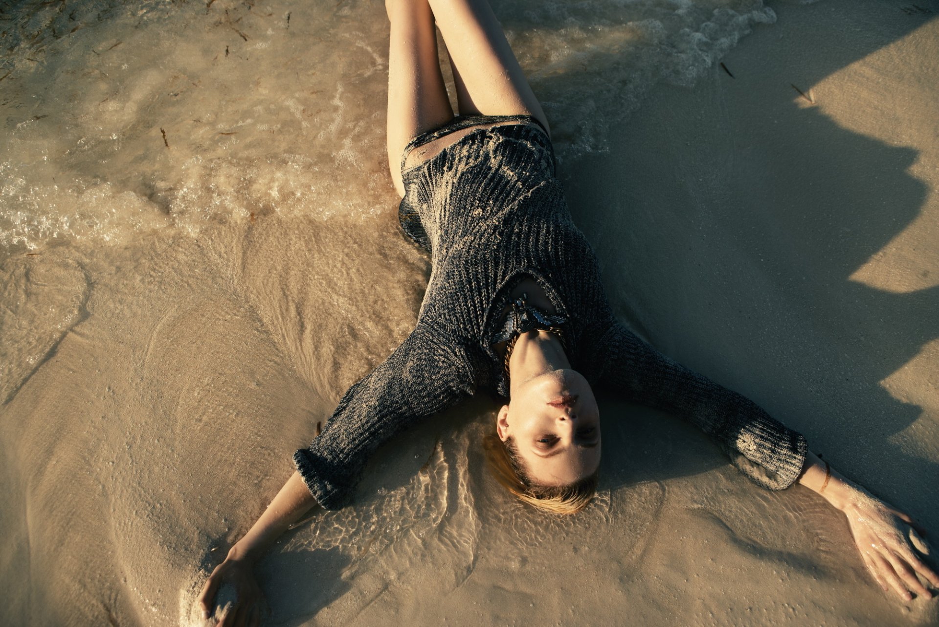 modèle jeune fille du sable de l eau