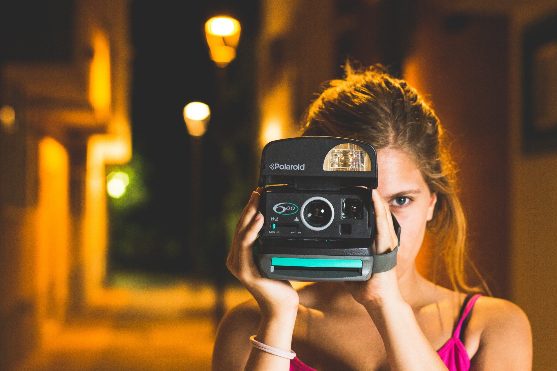 la jeune fille les yeux prend des photos filme caméra appareil photo