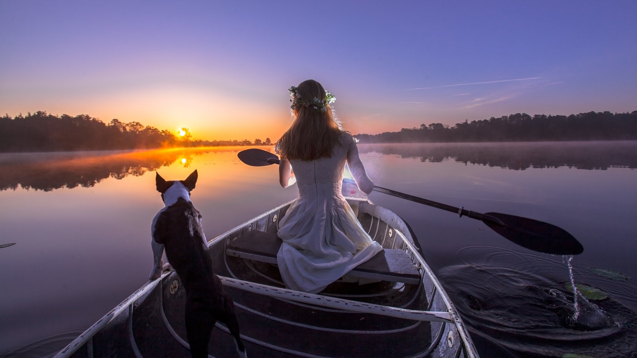 la jeune fille la rivière bateau chien l aviron le soir le coucher de soleil