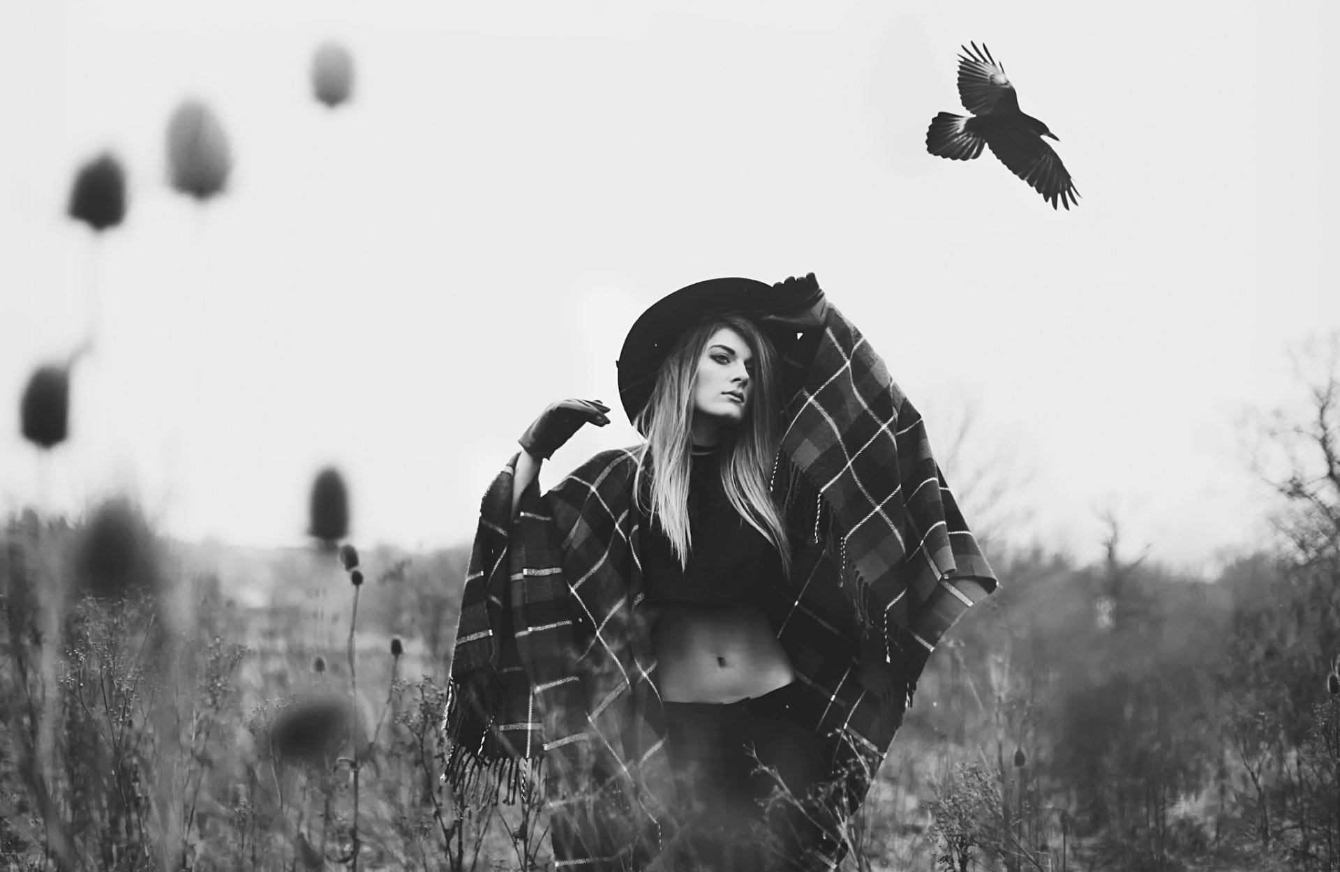ragazza cappello uccello corvo.jpg