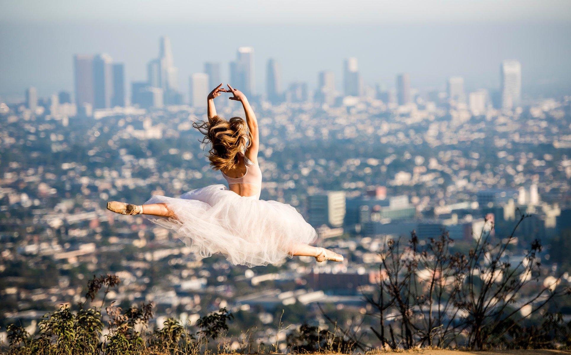 hermoso ballet bailarina zapatos de punta vestido salto en el fondo ciudad los ángeles