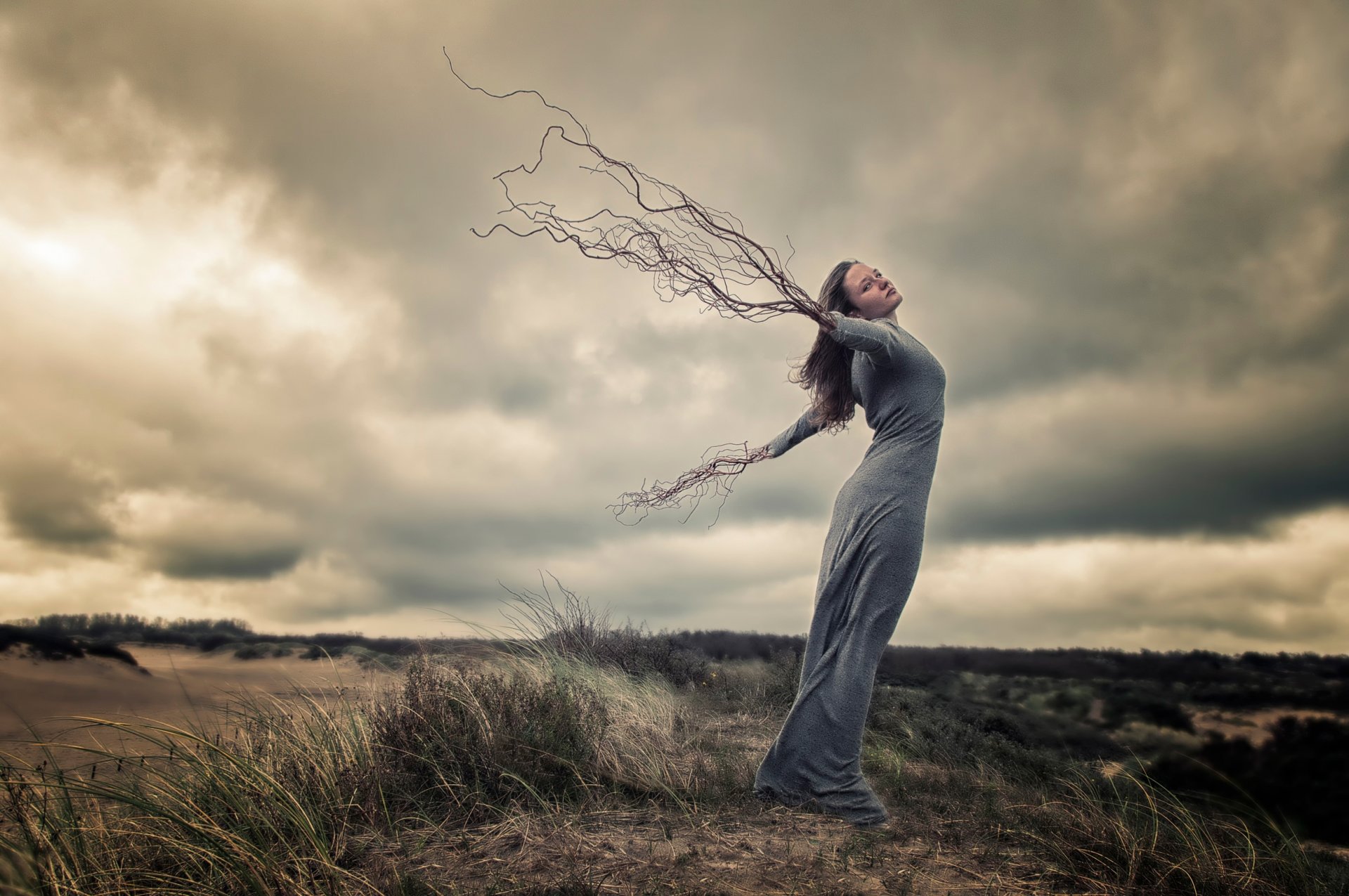 chica viento manos raíces