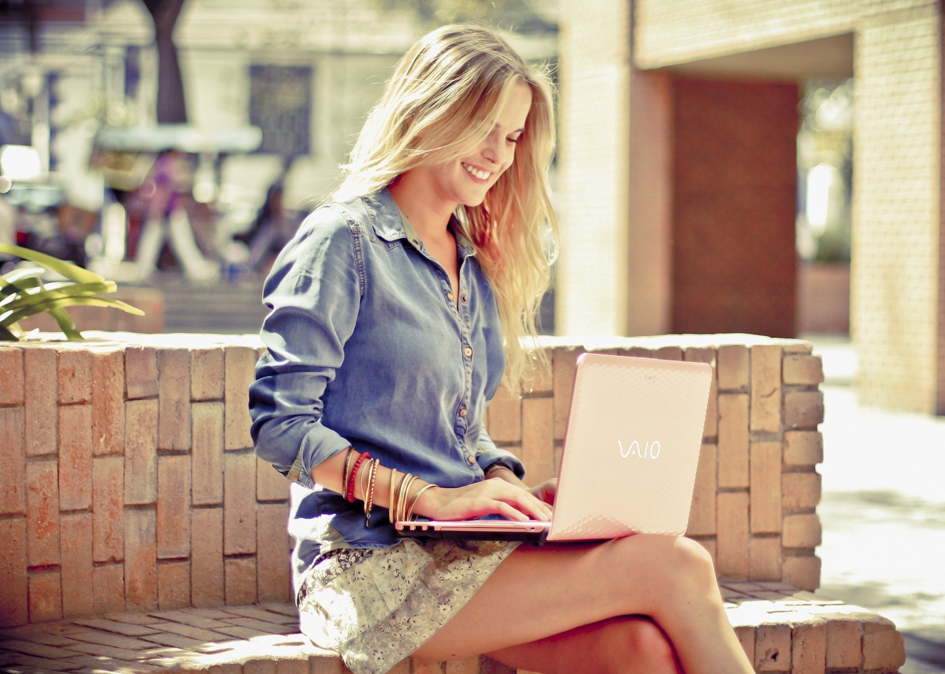 la jeune fille blonde un sourire un ordinateur portable vaio