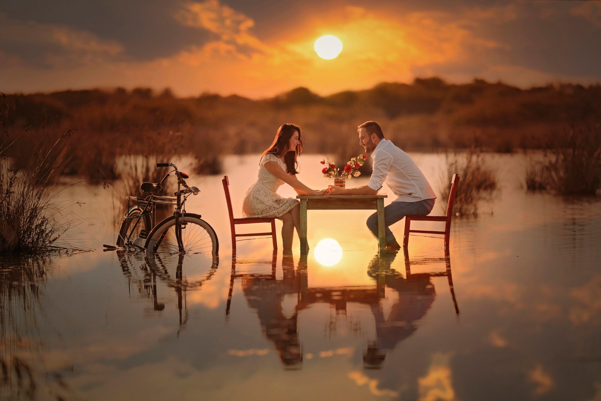 paar romantik gespräch tisch fahrrad wasser sonne