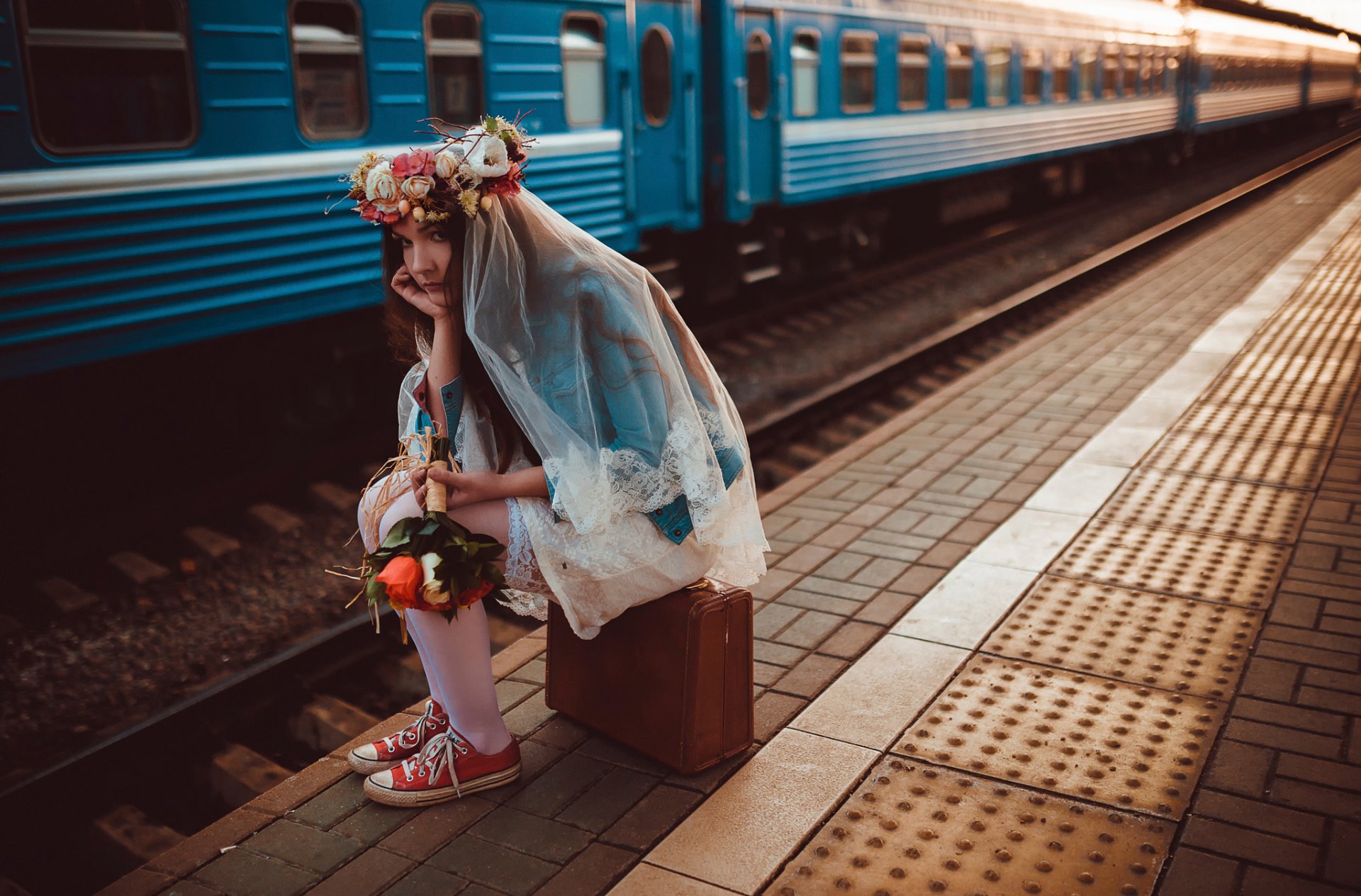 la mariée le quai le train la valise le bouquet la gare