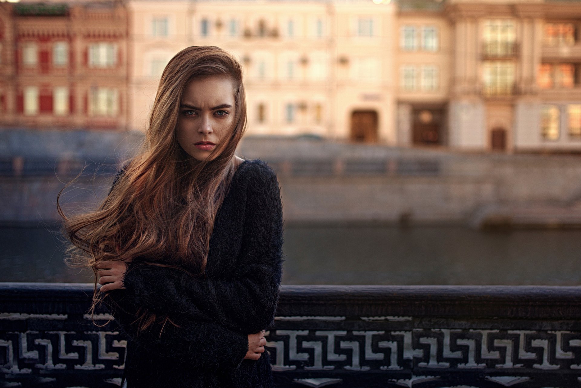 ragazza città vento capelli freddo tremore george chernyadyev