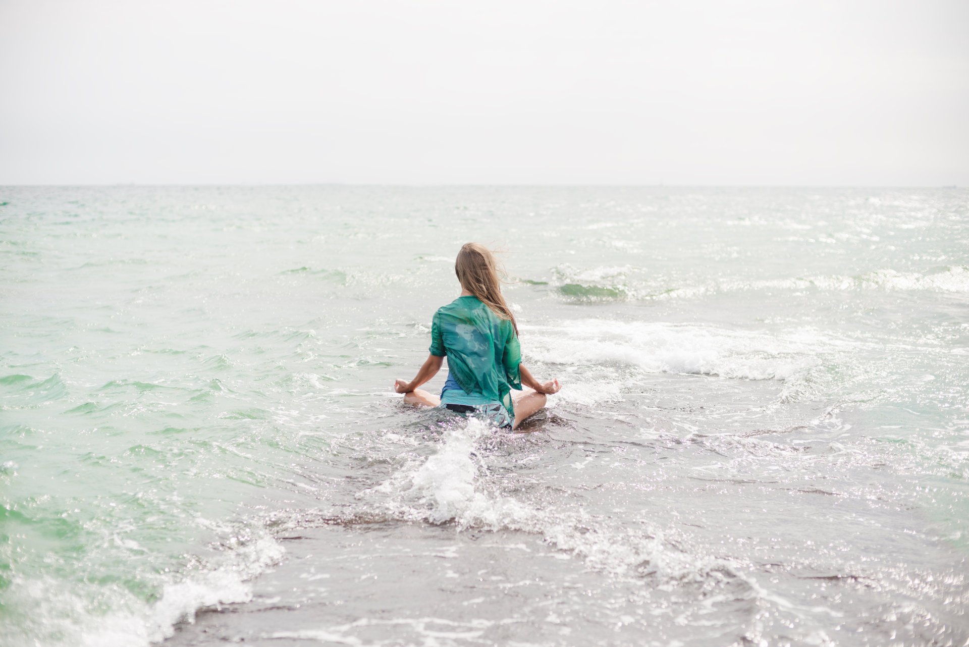 chica rubia yoga mar surf